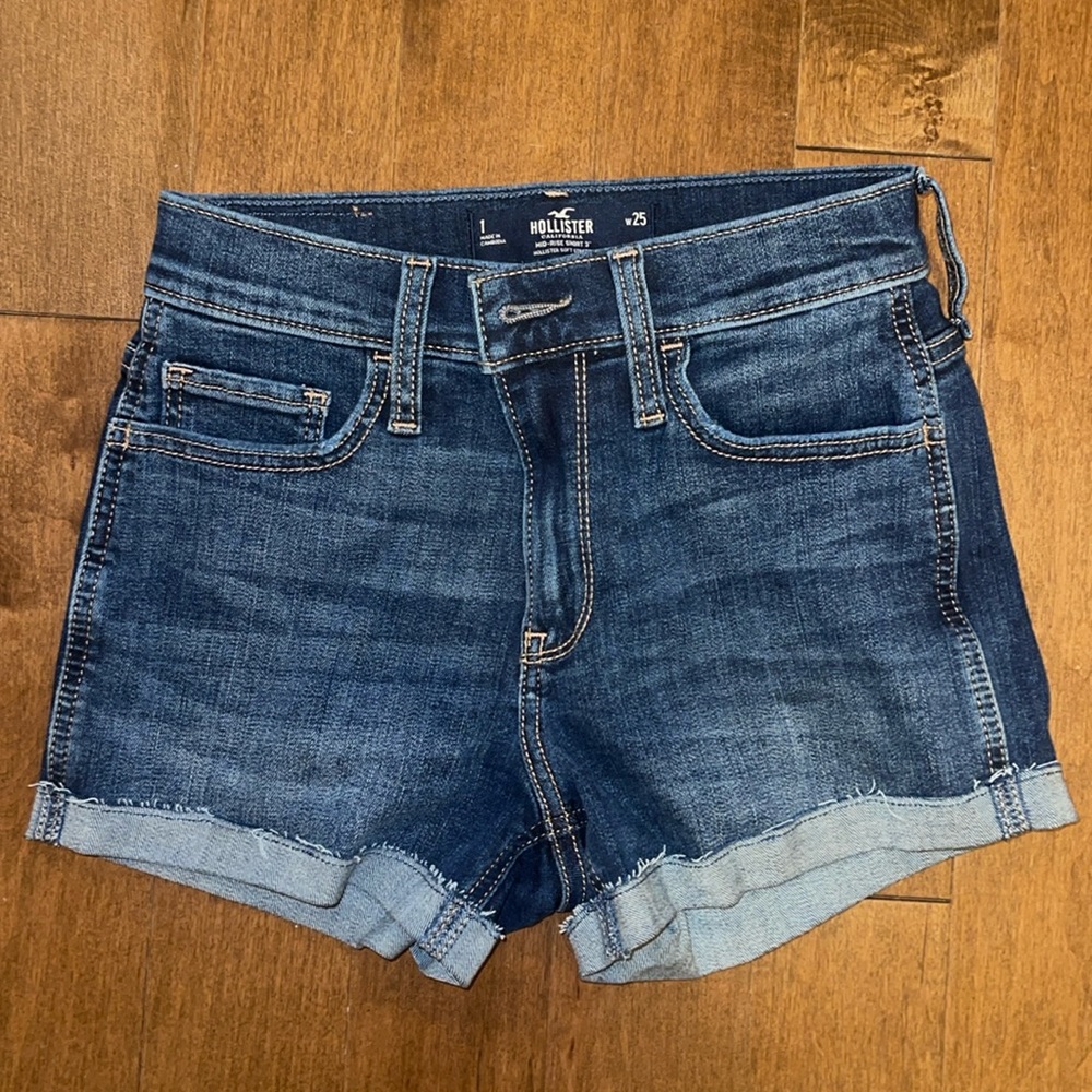 NWN Hollister size 1. Hollister dark jean  shorts!